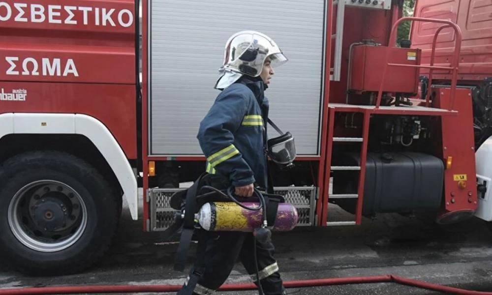 Συναγερμός στην Αυλίδα: Μεγάλη φωτιά σε επιχείρηση ανακύκλωσης